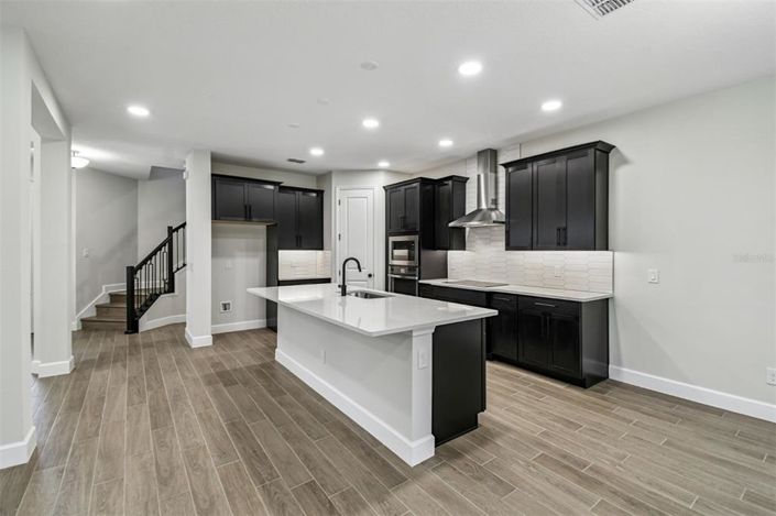 Image No.5-5 Bed Property for sale