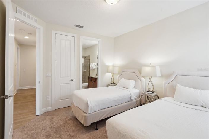 Image No.38-10 Bed House for sale