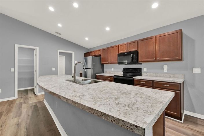 Image No.8-4 Bed Property for sale