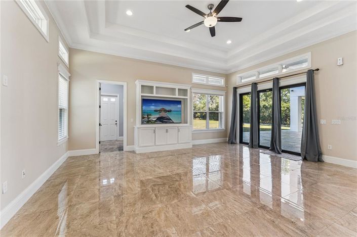 Image No.12-6 Bed Property for sale