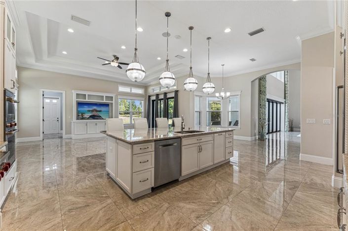 Image No.13-6 Bed Property for sale