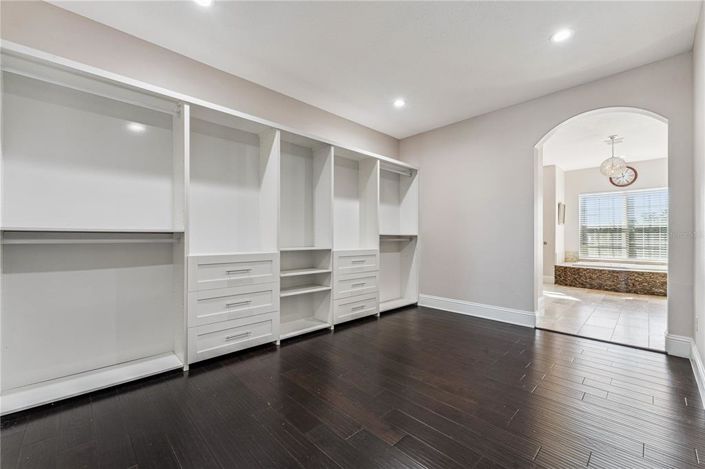 Image No.30-6 Bed Property for sale