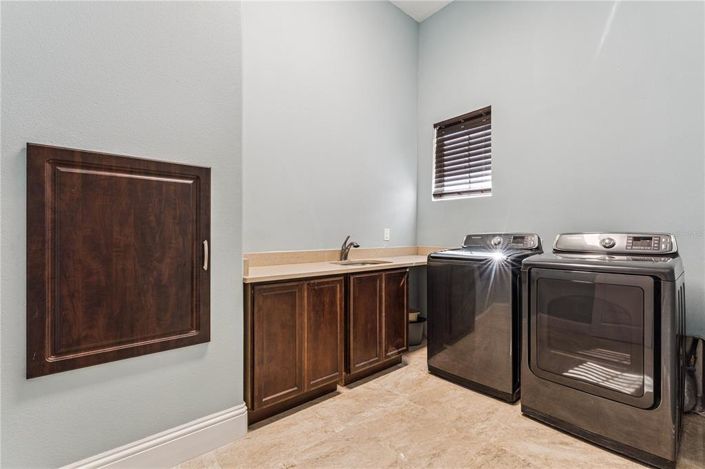 Image No.40-6 Bed Property for sale