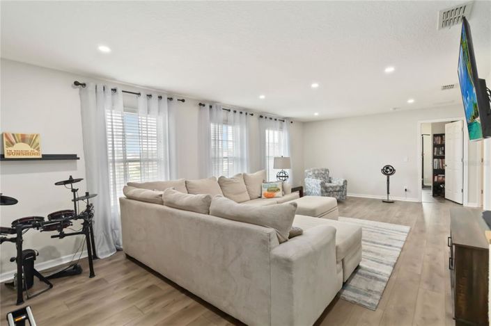 Image No.27-5 Bed Property for sale