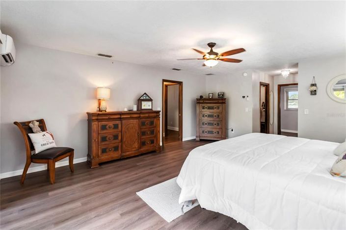 Image No.28-5 Bed Property for sale