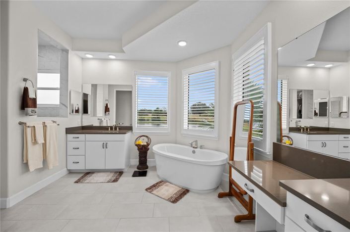 Image No.25-4 Bed House for sale