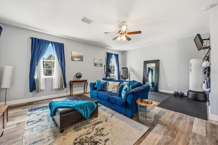 Image No.19-5 Bed Property for sale