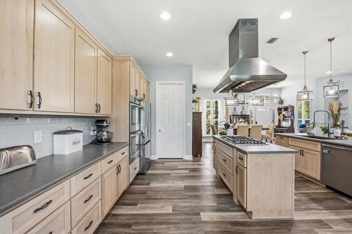 Image No.8-5 Bed Property for sale