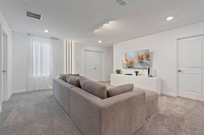 Image No.28-8 Bed Property for sale