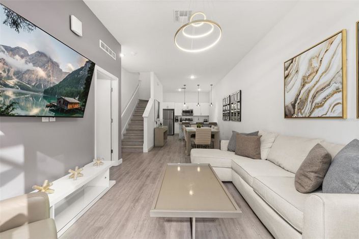 Image No.10-4 Bed Townhouse for sale