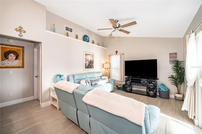 Image No.16-3 Bed House for sale