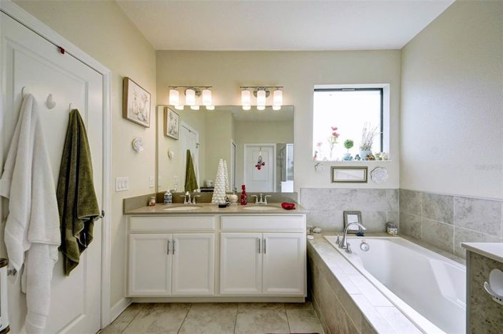 Image No.19-3 Bed Townhouse for sale