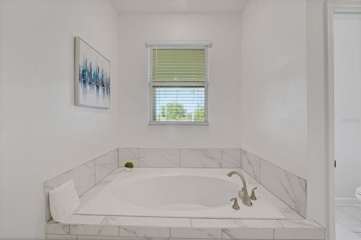 Image No.25-8 Bed Property for sale