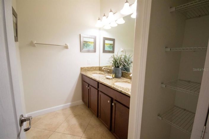 Image No.17-6 Bed House for sale