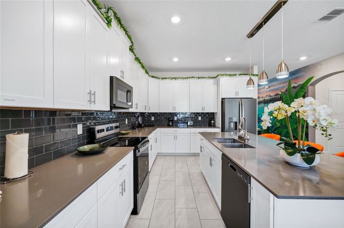 Image No.8-6 Bed House for sale