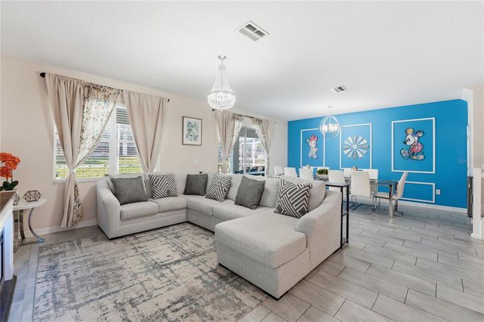 Image No.12-8 Bed Property for sale