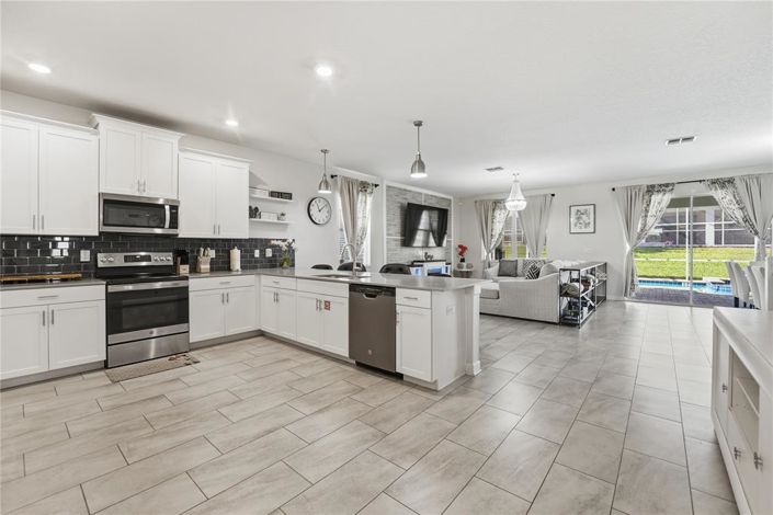 Image No.8-8 Bed House for sale