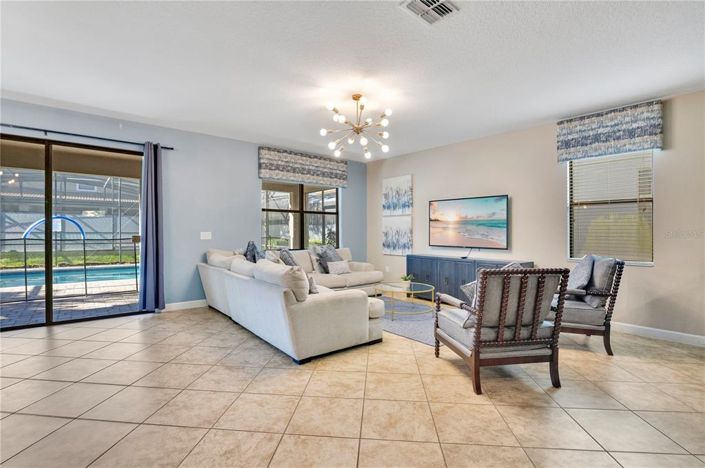 Image No.6-8 Bed Property for sale