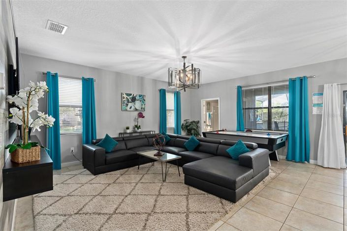 Image No.10-6 Bed Property for sale