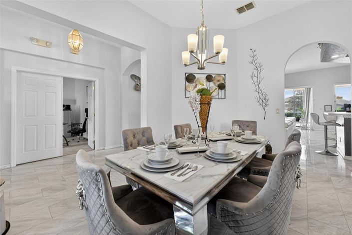 Image No.11-6 Bed House for sale