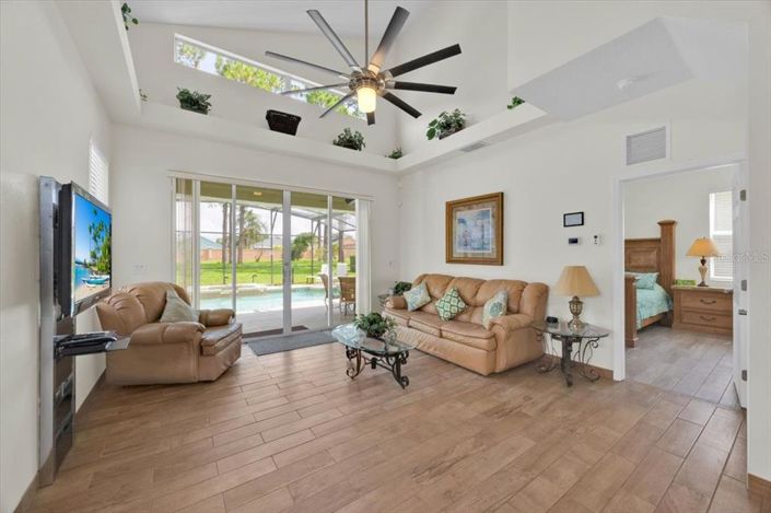 Image No.13-5 Bed House for sale