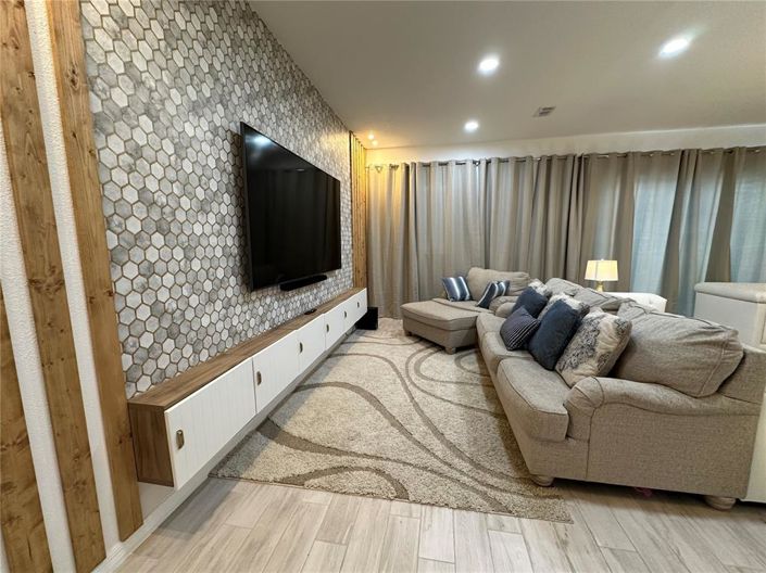 Image No.12-5 Bed House for sale