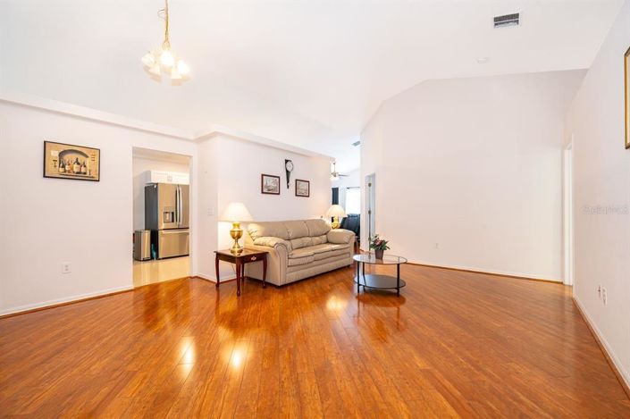 Image No.4-4 Bed Property for sale