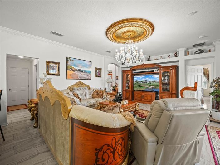 Image No.10-5 Bed Property for sale