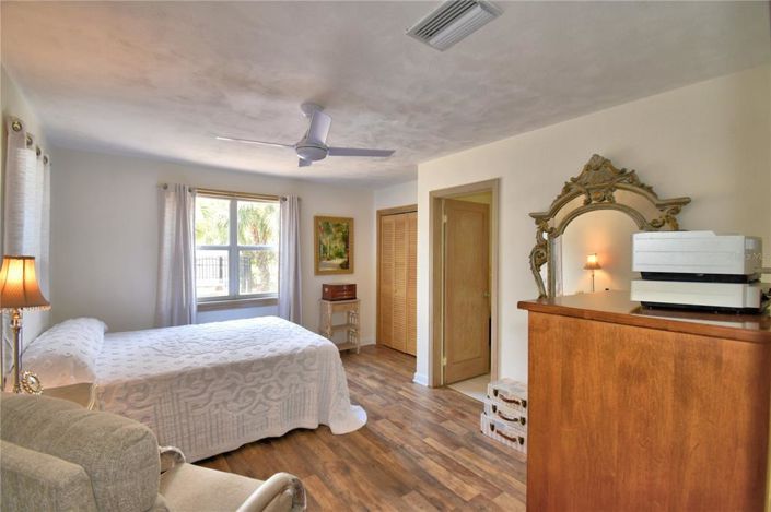 Image No.31-6 Bed Property for sale