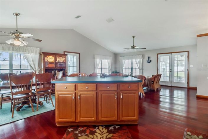 Image No.12-6 Bed Property for sale