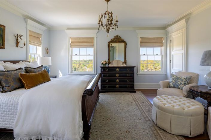 Image No.12-5 Bed Property for sale