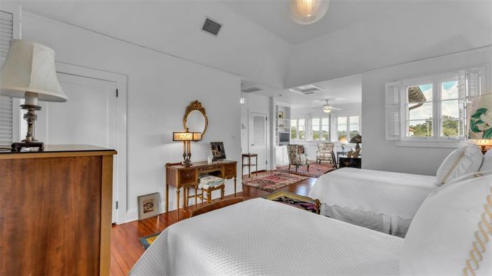 Image No.17-6 Bed House for sale