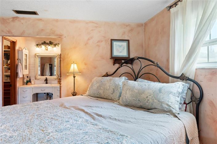 Image No.15-4 Bed House for sale