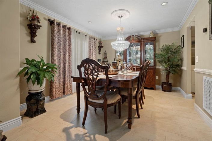 Image No.12-5 Bed Property for sale