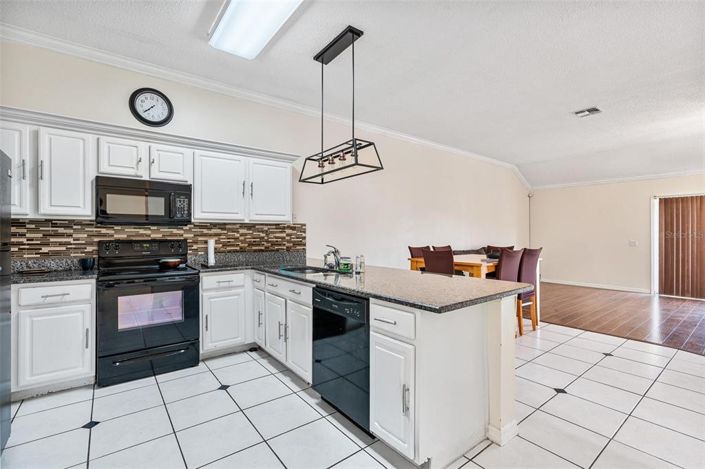 Image No.4-4 Bed Property for sale