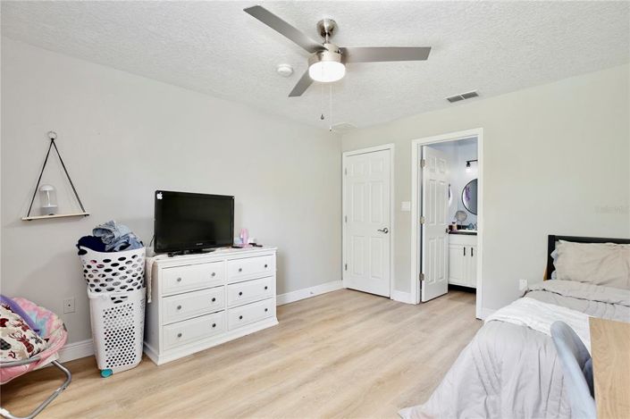 Image No.20-4 Bed Property for sale