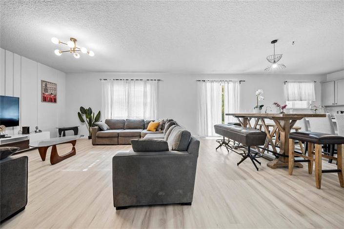 Image No.36-8 Bed Property for sale