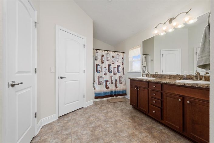 Image No.19-3 Bed Property for sale