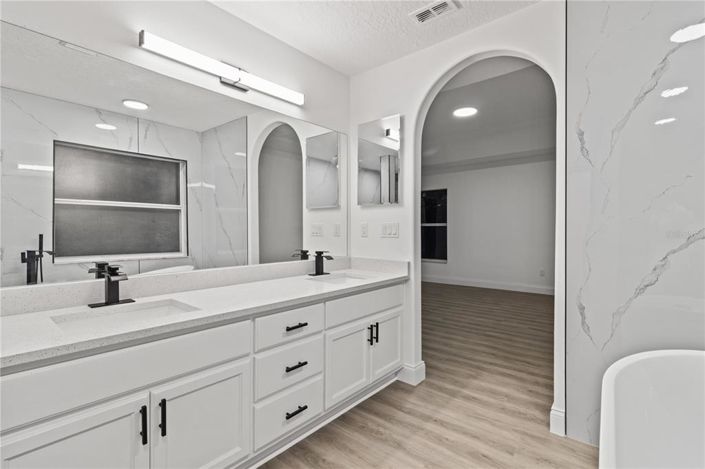 Image No.16-4 Bed Property for sale