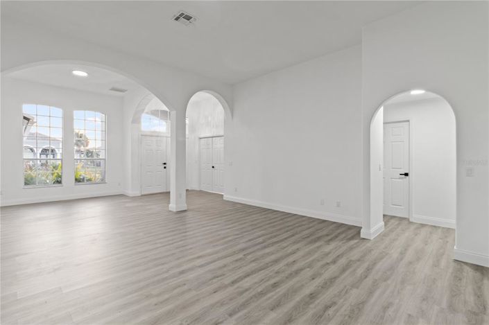 Image No.4-4 Bed Property for sale