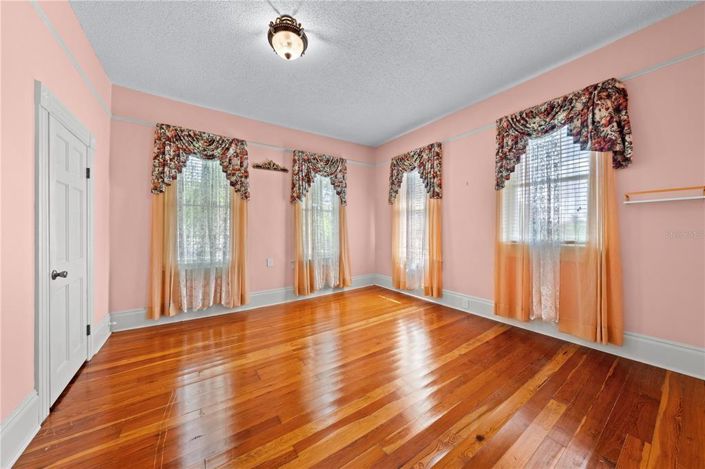 Image No.21-4 Bed House for sale