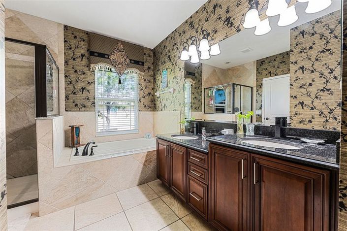 Image No.26-4 Bed Townhouse for sale