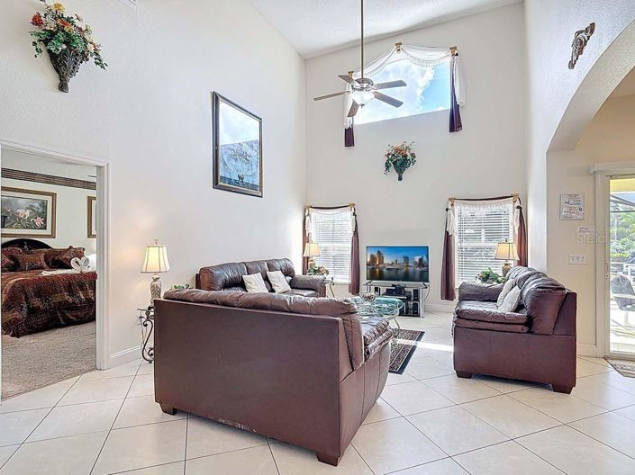 Image No.8-5 Bed House for sale