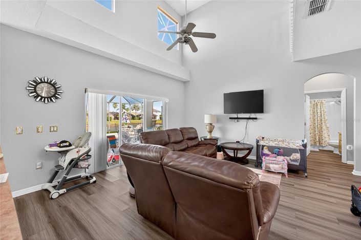 Image No.10-5 Bed House for sale