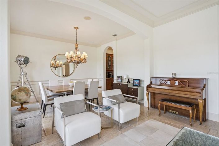 Image No.8-6 Bed House for sale