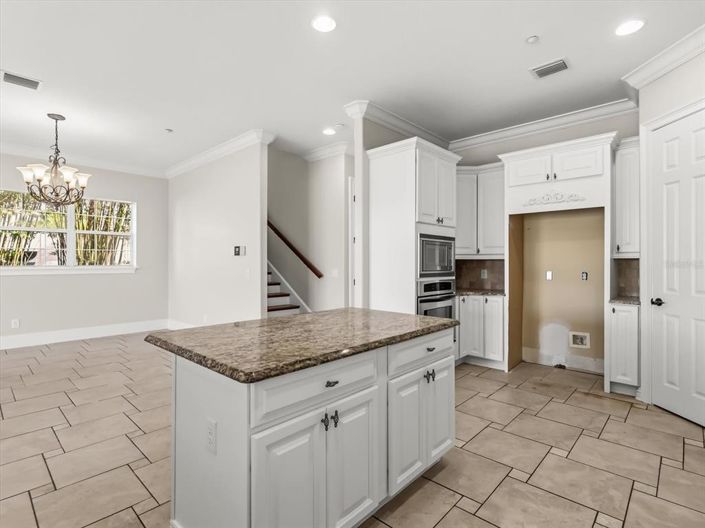 Image No.8-6 Bed House for sale