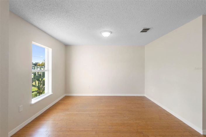 Image No.12-5 Bed House for sale