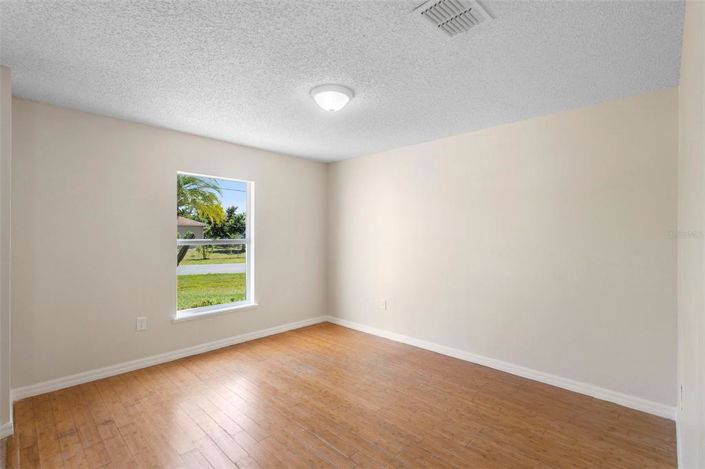 Image No.13-5 Bed House for sale