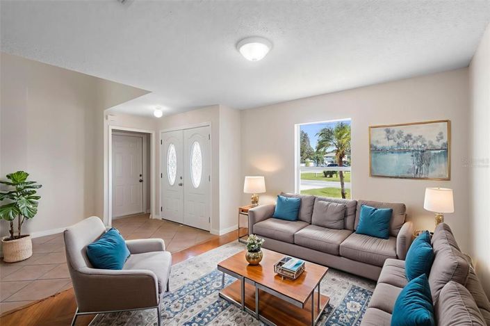 Image No.8-5 Bed House for sale