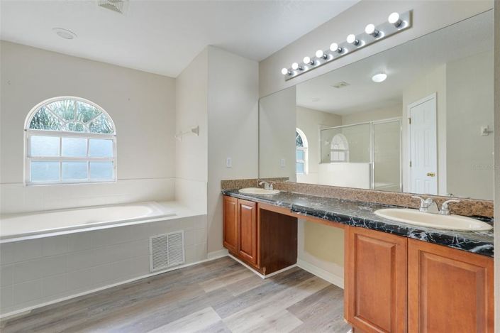 Image No.25-4 Bed House for sale